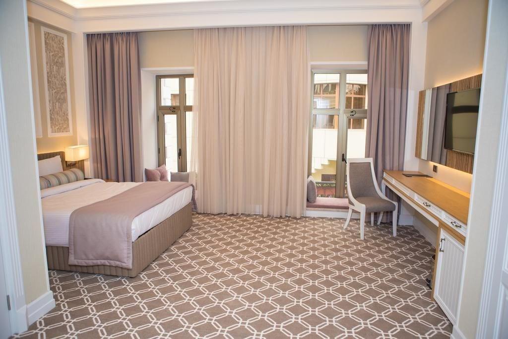 Theatrum Hotel Baku Exterior photo A room at the hotel