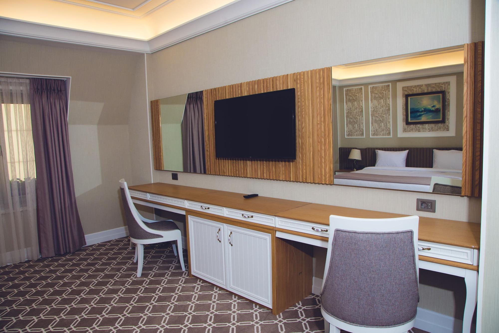 Theatrum Hotel Baku Exterior photo A room at the hotel