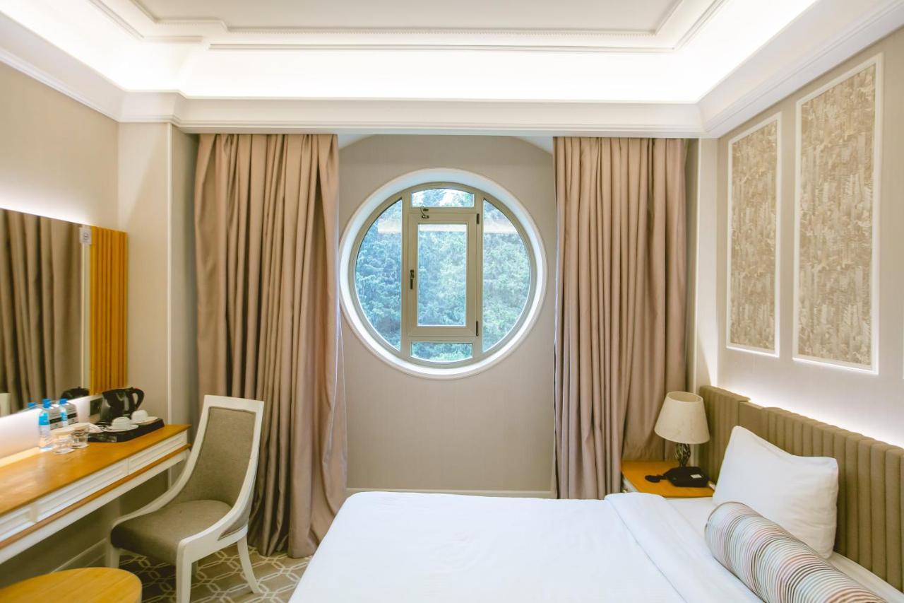 Theatrum Hotel Baku Exterior photo A room at the hotel