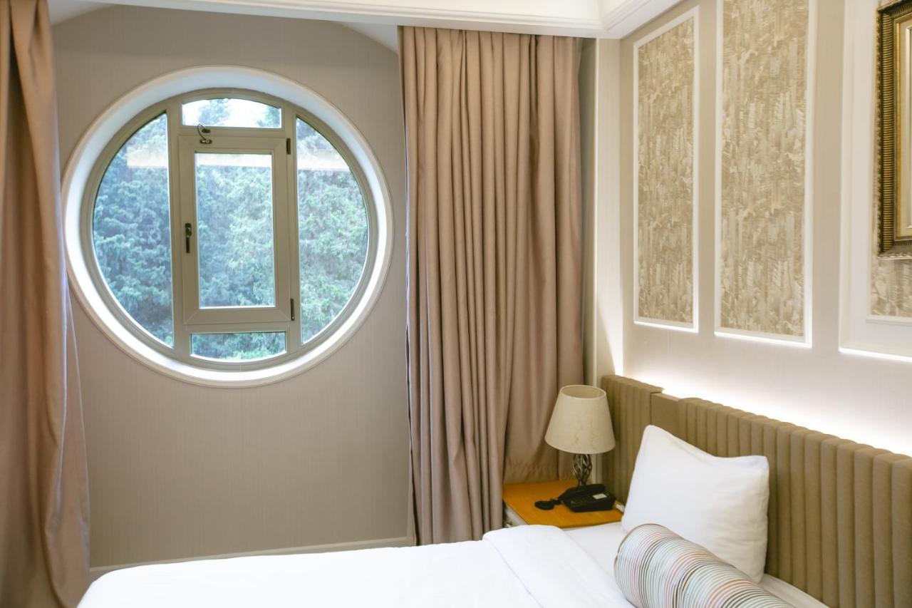 Theatrum Hotel Baku Exterior photo A room at the hotel