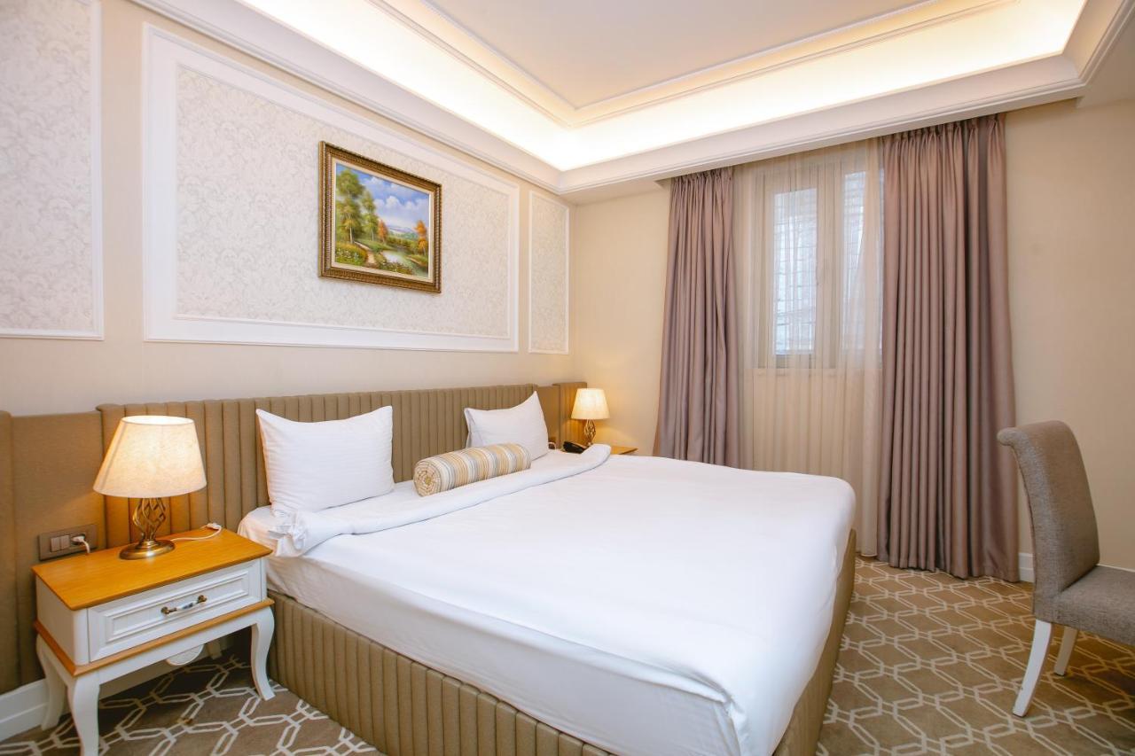 Theatrum Hotel Baku Exterior photo Deluxe room