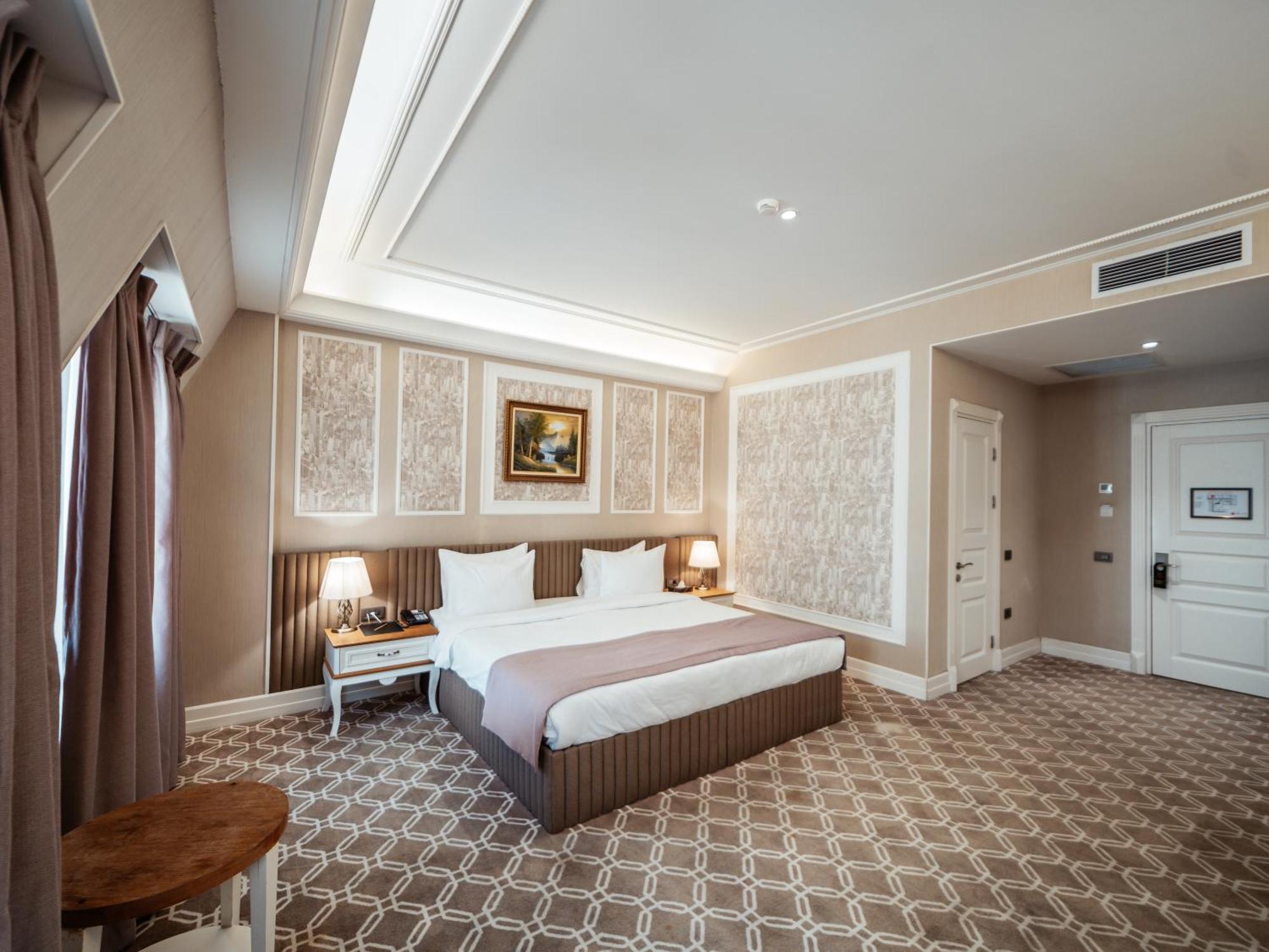Theatrum Hotel Baku Exterior photo A bedroom at the hotel