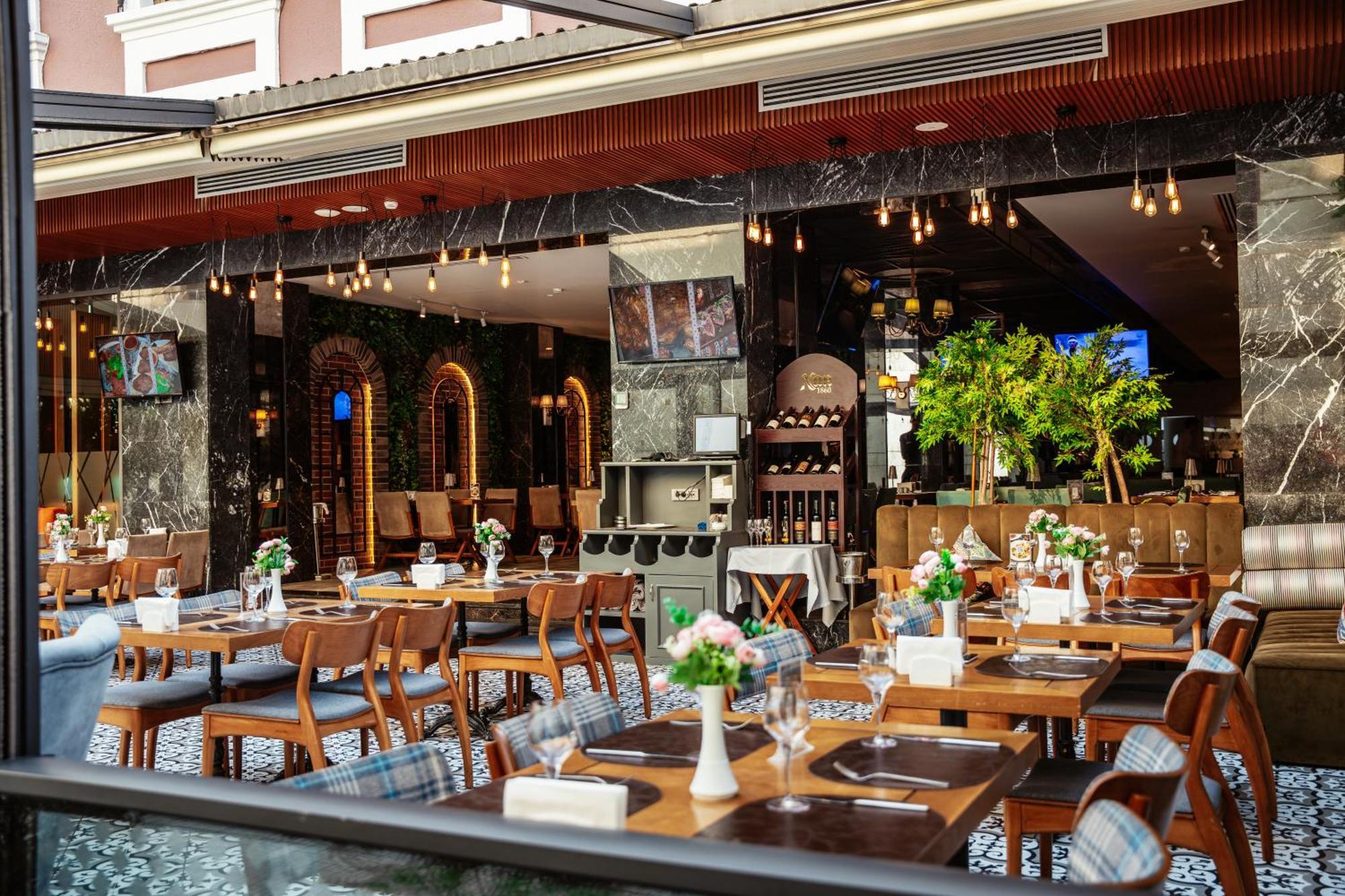 Theatrum Hotel Baku Exterior photo The interior of the restaurant