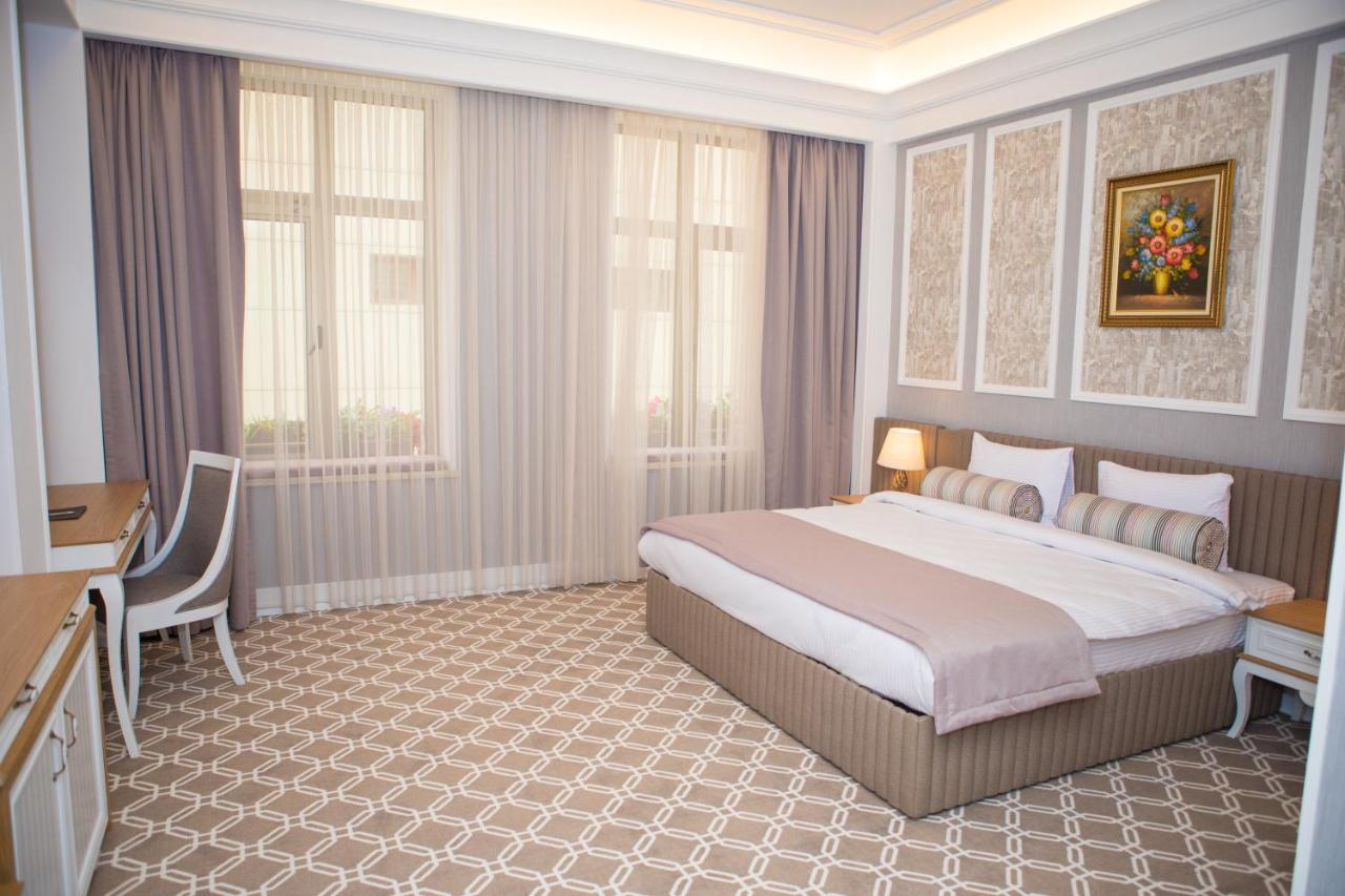 Theatrum Hotel Baku Exterior photo A room at the hotel